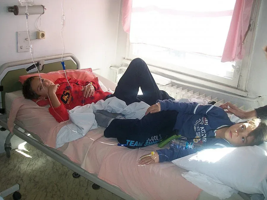 Изписаха натровените деца