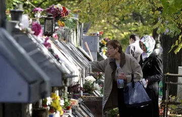 Надгробна плоча падна върху пенсионерка