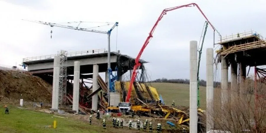 Мост се срути в Словакия