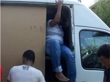 Каналджия крие под пода на буса бежанци