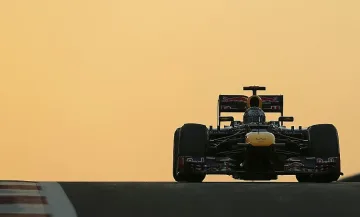 Фетел първи на тренировките в Абу Даби