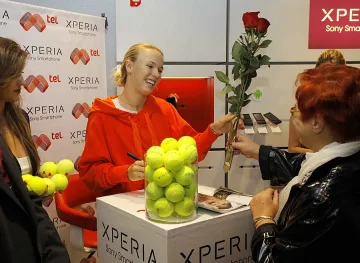 Рори избира телефон в София