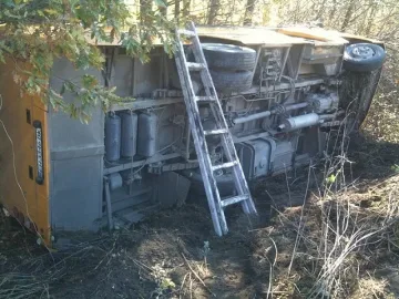 Рейс с учители се обърна