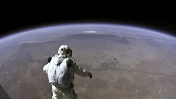 Феликс имал фобия от скафандри 