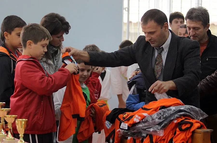 Възродиха спортната зала в Костинброд