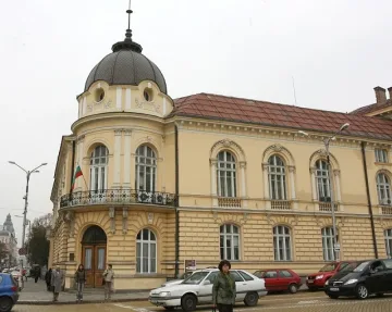 Парите за БАН двойно по-малко от тези за СРС