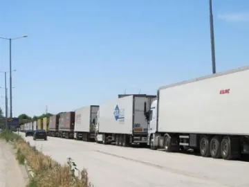Камиони затварят републикански път