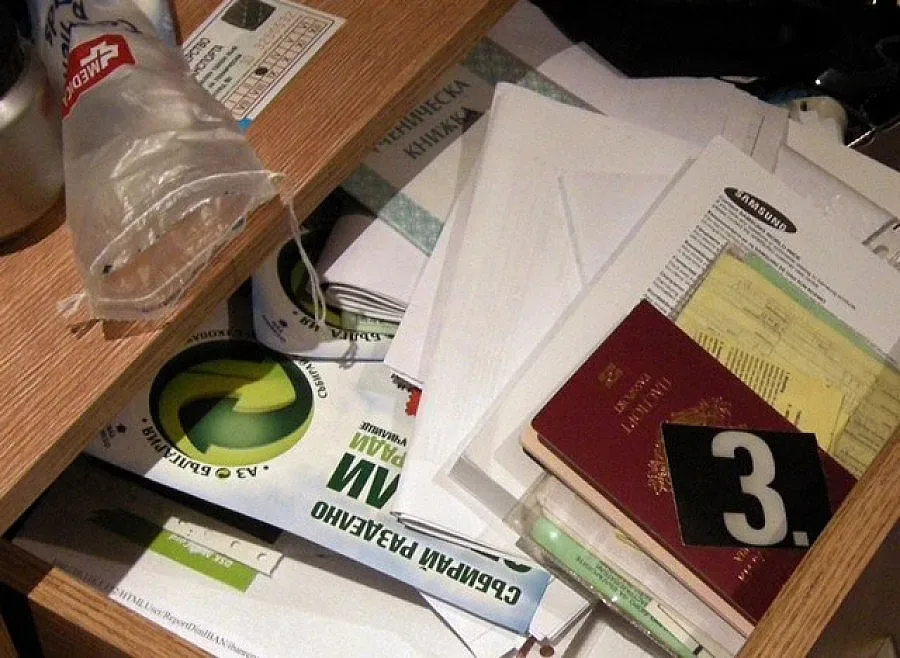 Надзирател върти банда за фалшиви паспорти