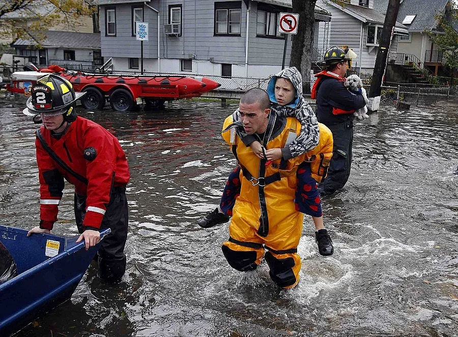 Вода и огън опустошават Ню Йорк