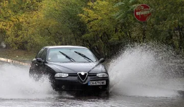 Нахлува студ, дъжд се излива на Изток   