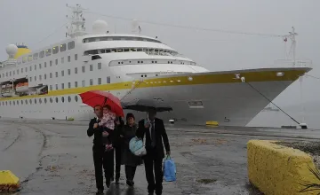 Плаващ дворец акостира в Бургас