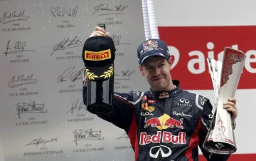 Фетел спечели четвърта поредна победа