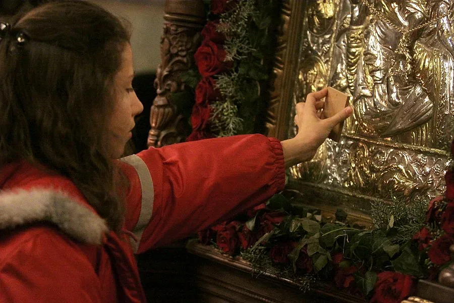 Стотици чакат да се поклонят на чудната икона