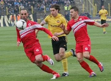 Платини плаче след 1:1 с "Ботев"