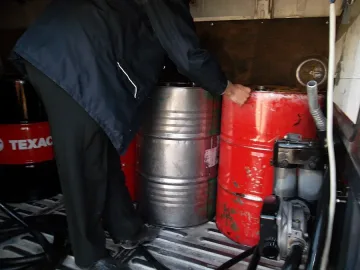 Крият бензиностанция в бус