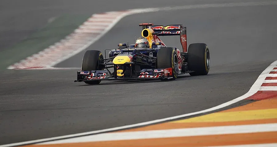 Фетел мачка на тренировките в Индия