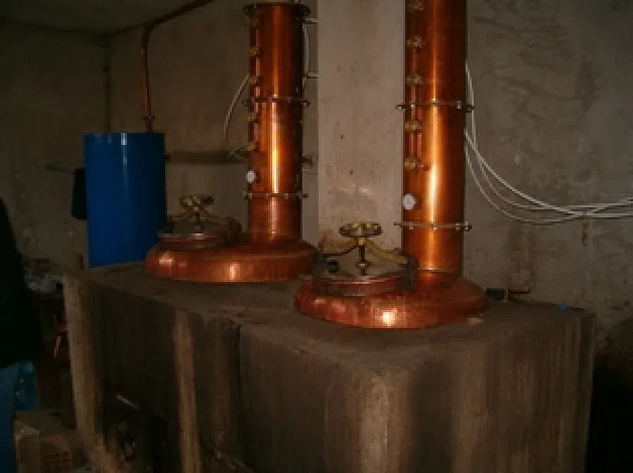 Грък „изгоря“ с 210 л домашна ракия 