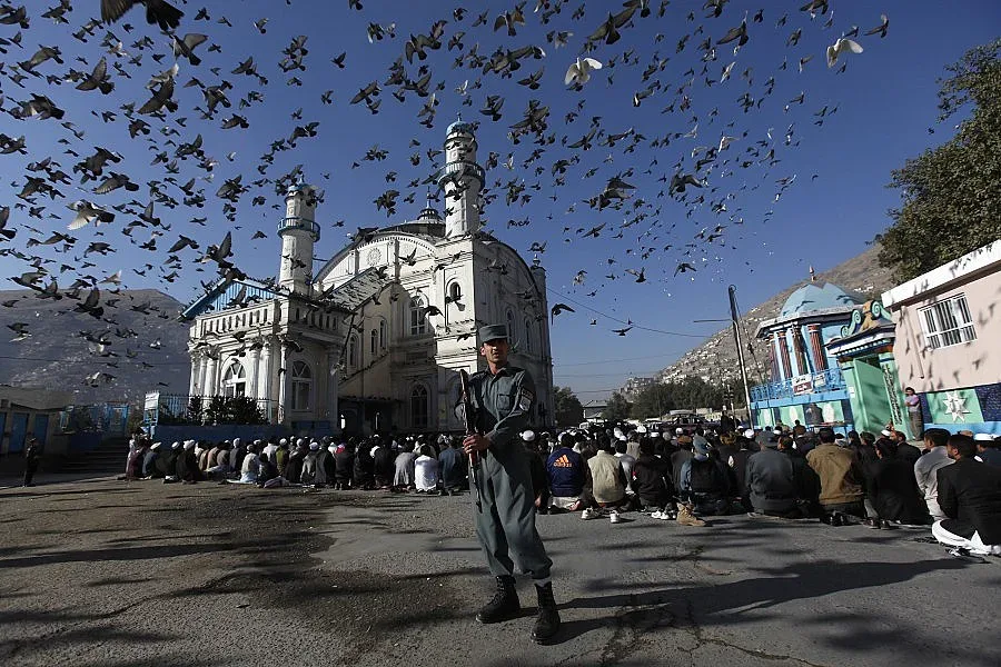 Камикадзе уби десетки в джамия в Афганистан