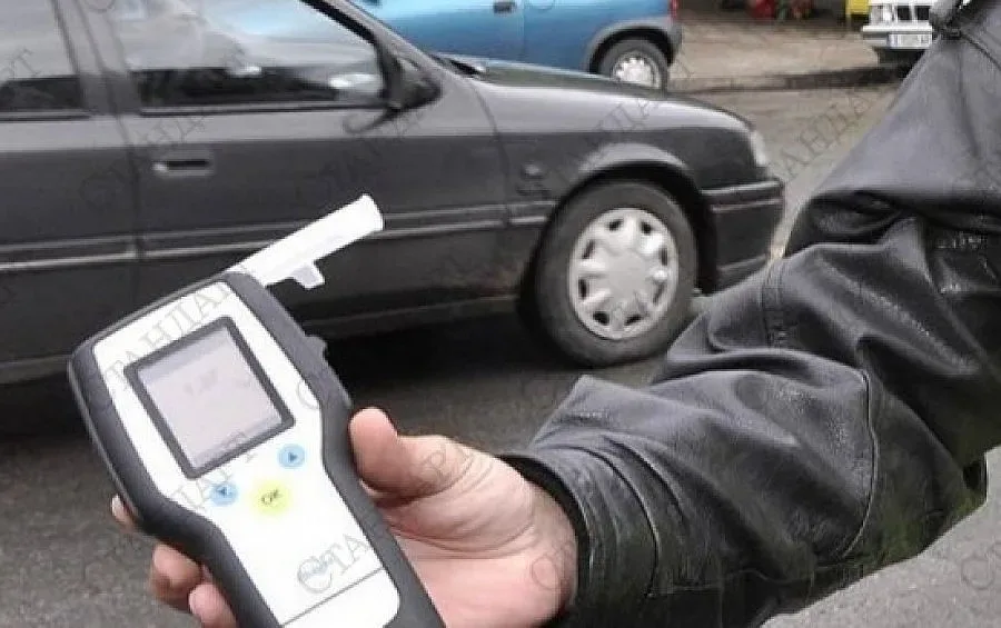 Баща на шише ракия вози хлапе след училище