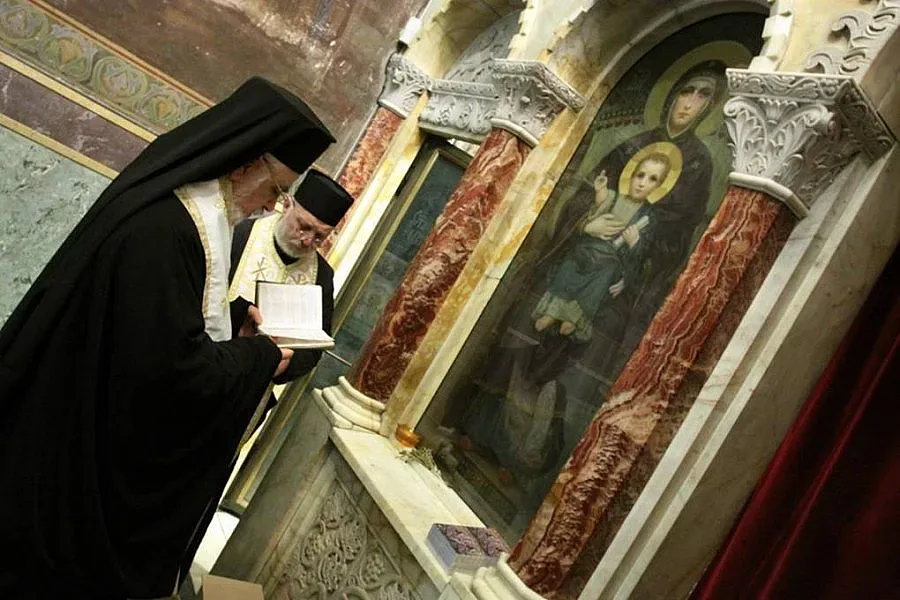 Епископ Тихон освети иконките на "Стандарт"