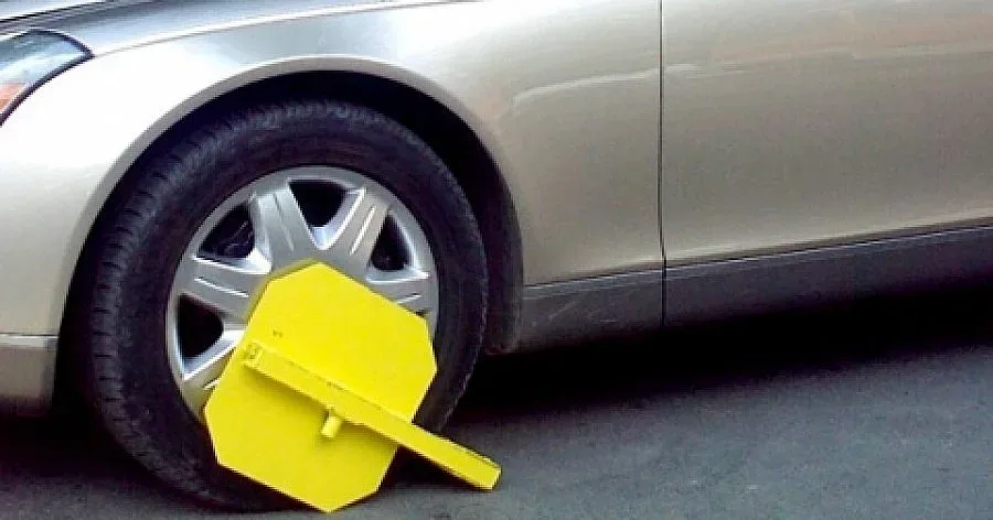 Шофьор си освободи колата с ножовка