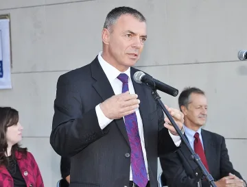 Вдигат заплатите на учителите с 11%