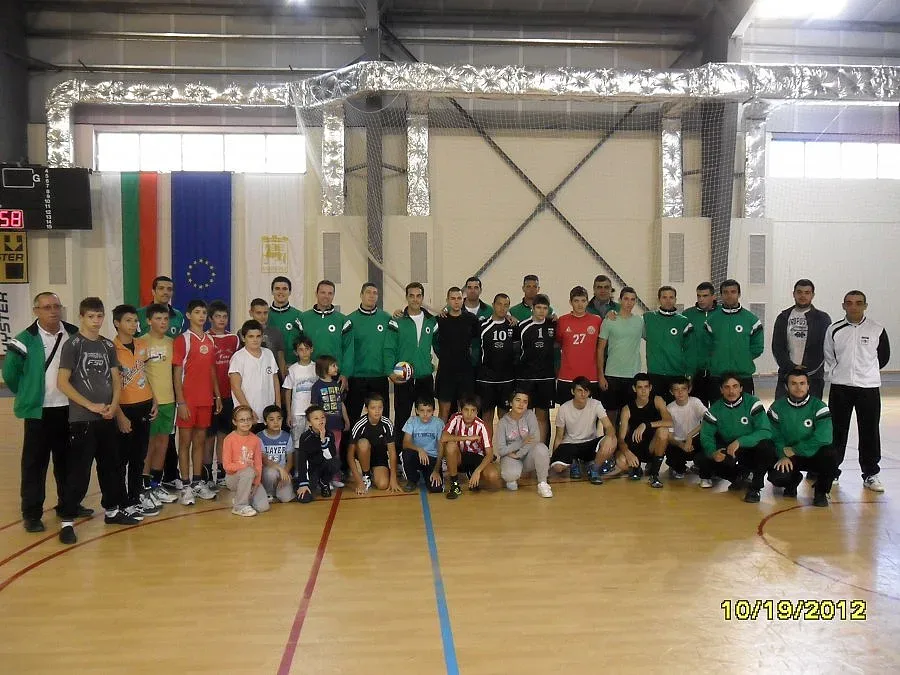 Волейболен ас тренира малчугани