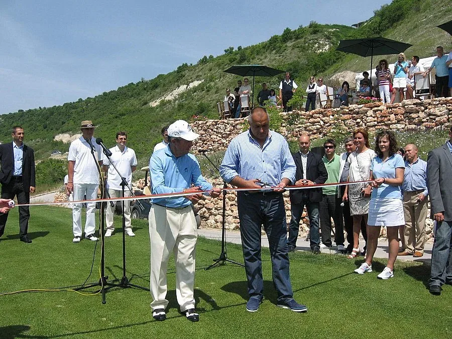 Клуни и Конъри гледат към Каварна