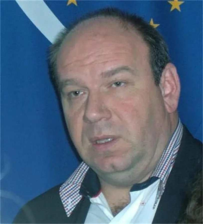 Депутат храни тризнаци