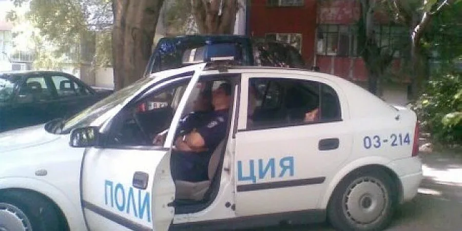 "Селски глупак" съди полицейски говорител