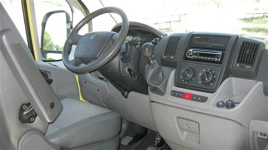 Шофьори въртят волана без трудови договори