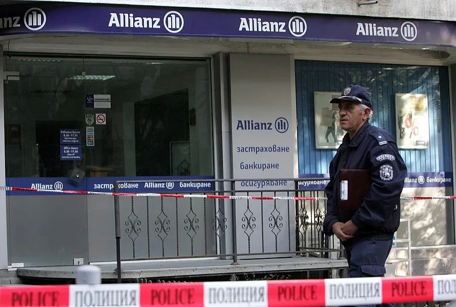 Обраната банка спестила от бронирано стъкло