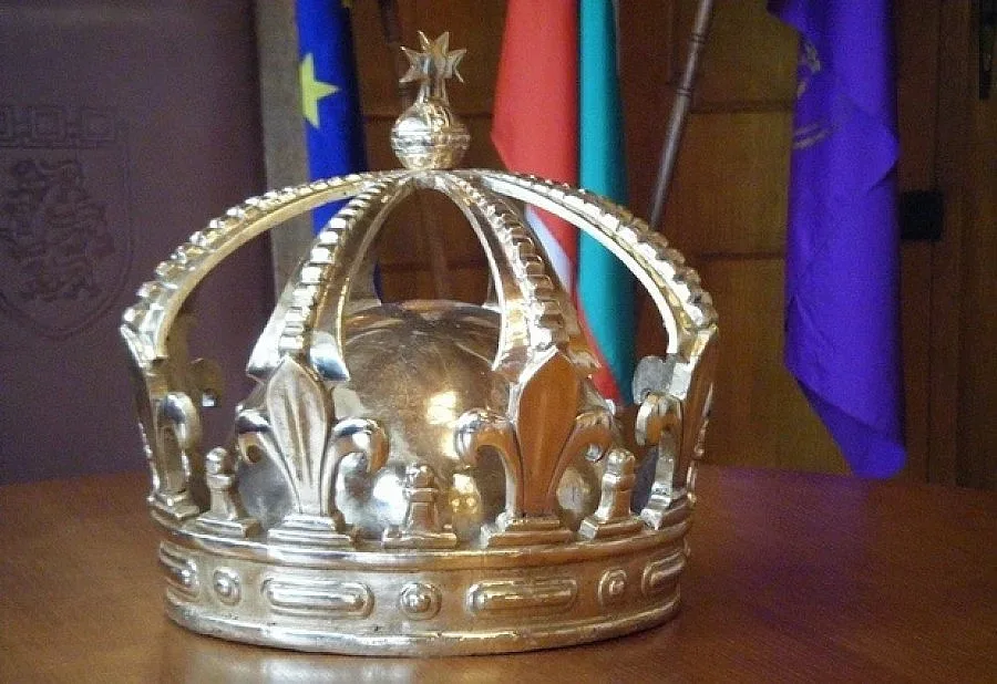 Коронясват със злато Майка България