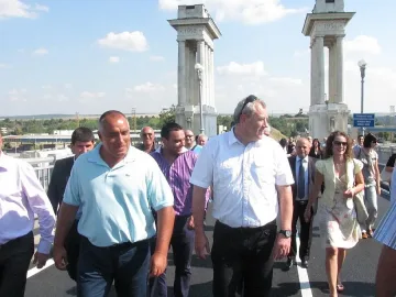 Линейки хвърчат за зелен хайвер до Дунав мост 2