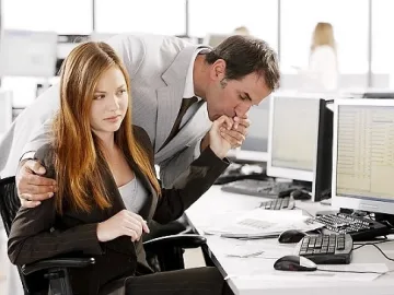 Белезници за палав шеф    