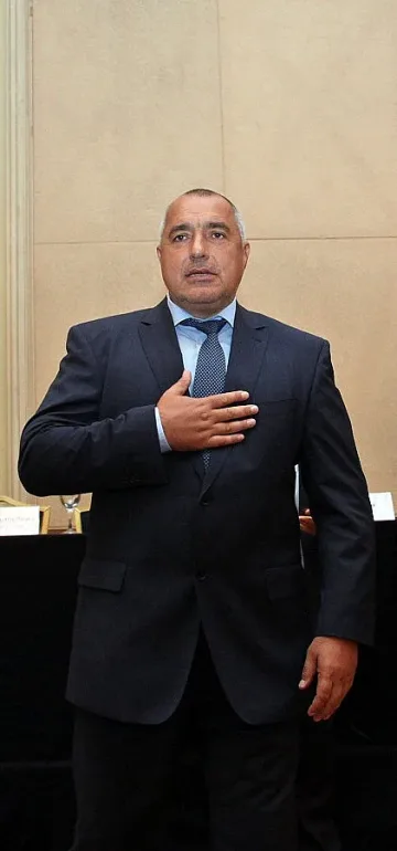 Бойко се фука с каре дами   