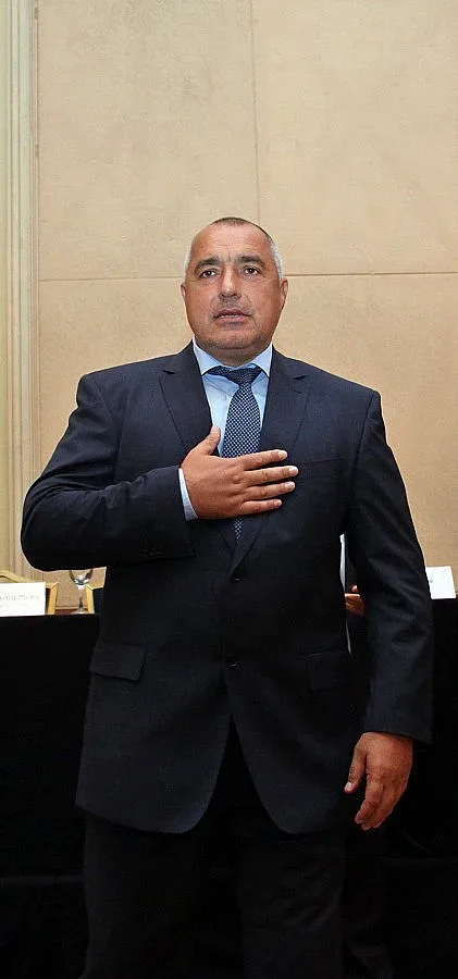 Бойко се фука с каре дами