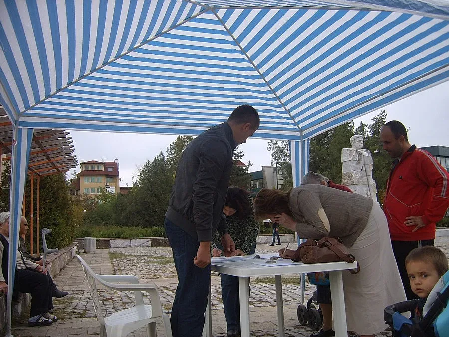 Стотици се подписаха за ордена на ген. Делов