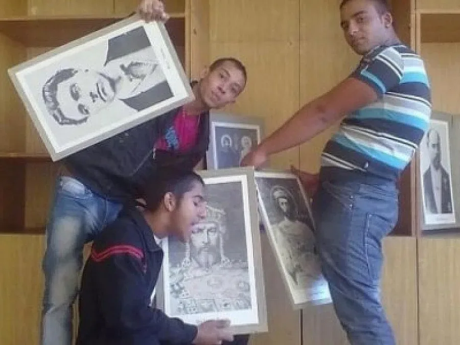 Учители се извиниха за поруганите портрети