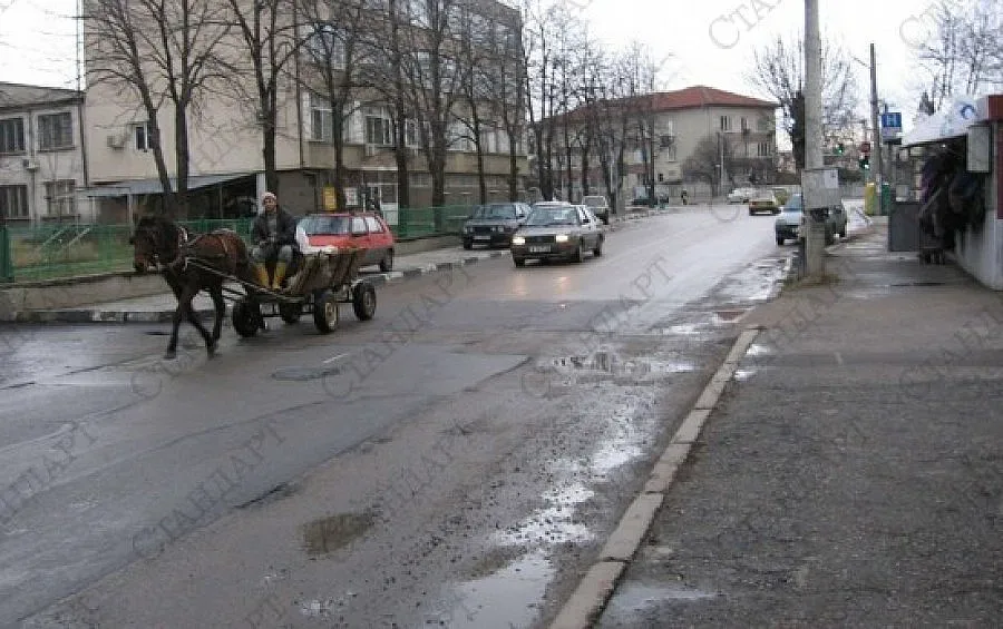 Дете зад волана блъсна каруца и избяга