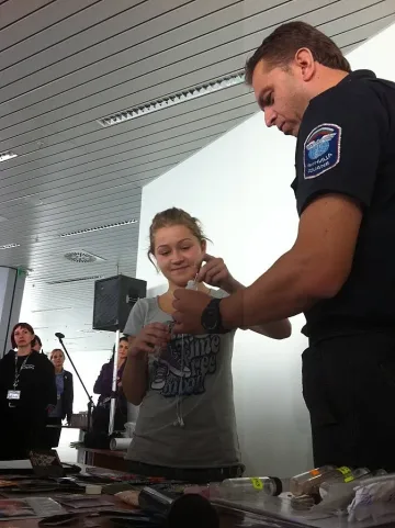 Хлапета правят наркотестове на летището