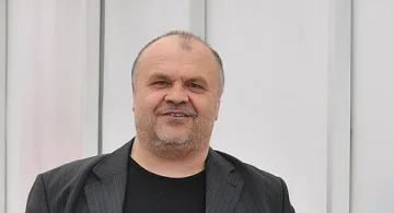 Продават хотела на футболен бос