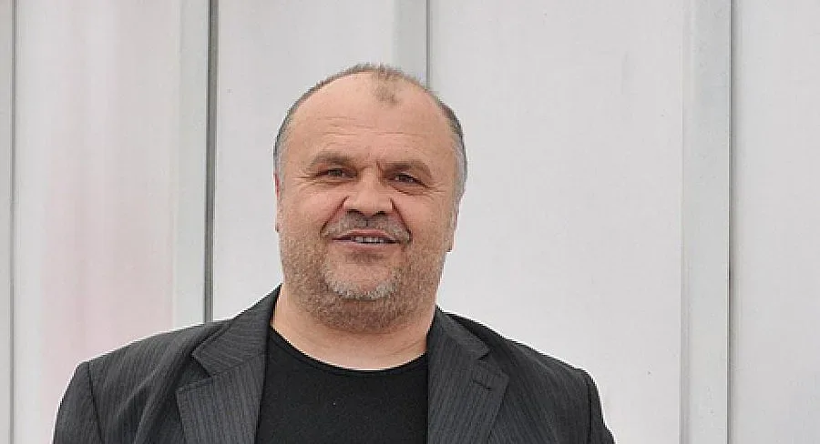 Продават хотела на футболен бос