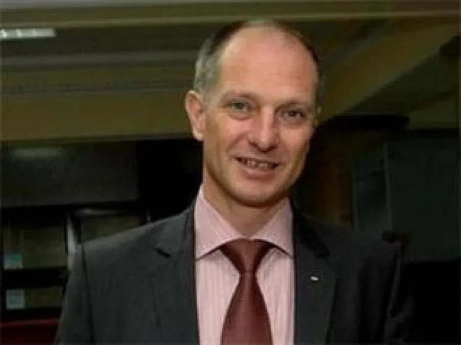 Двама от КЗК в конфликт на интереси