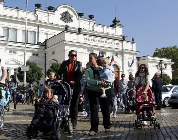 Майки развяват памперси пред парламента