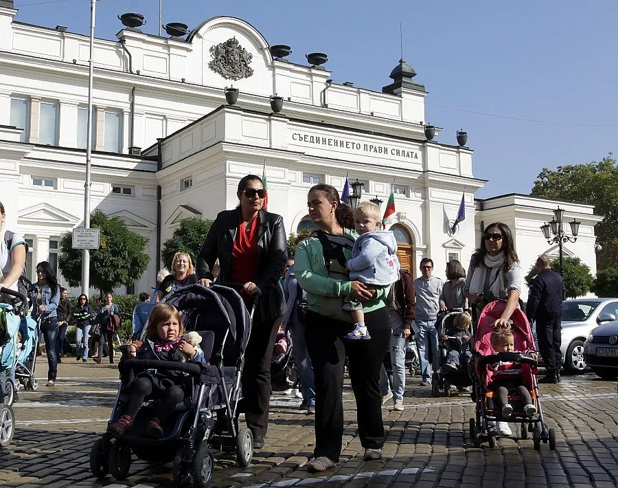 Майки развяват памперси пред парламента