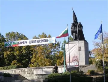 Скандал: Кърджали се разцепи за 100 г.
