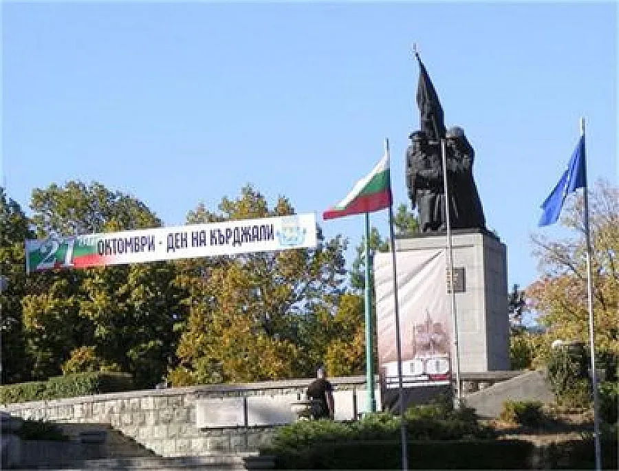 Скандал: Кърджали се разцепи за 100 г.
