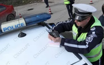 Сгафил шофьор подкупва полицаи с десетачка 