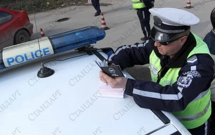 Сгафил шофьор подкупва полицаи с десетачка
